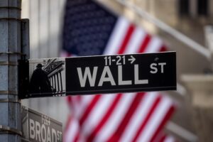 Read more about the article Wall Street Hits Record Highs After Big U.S. Economic News