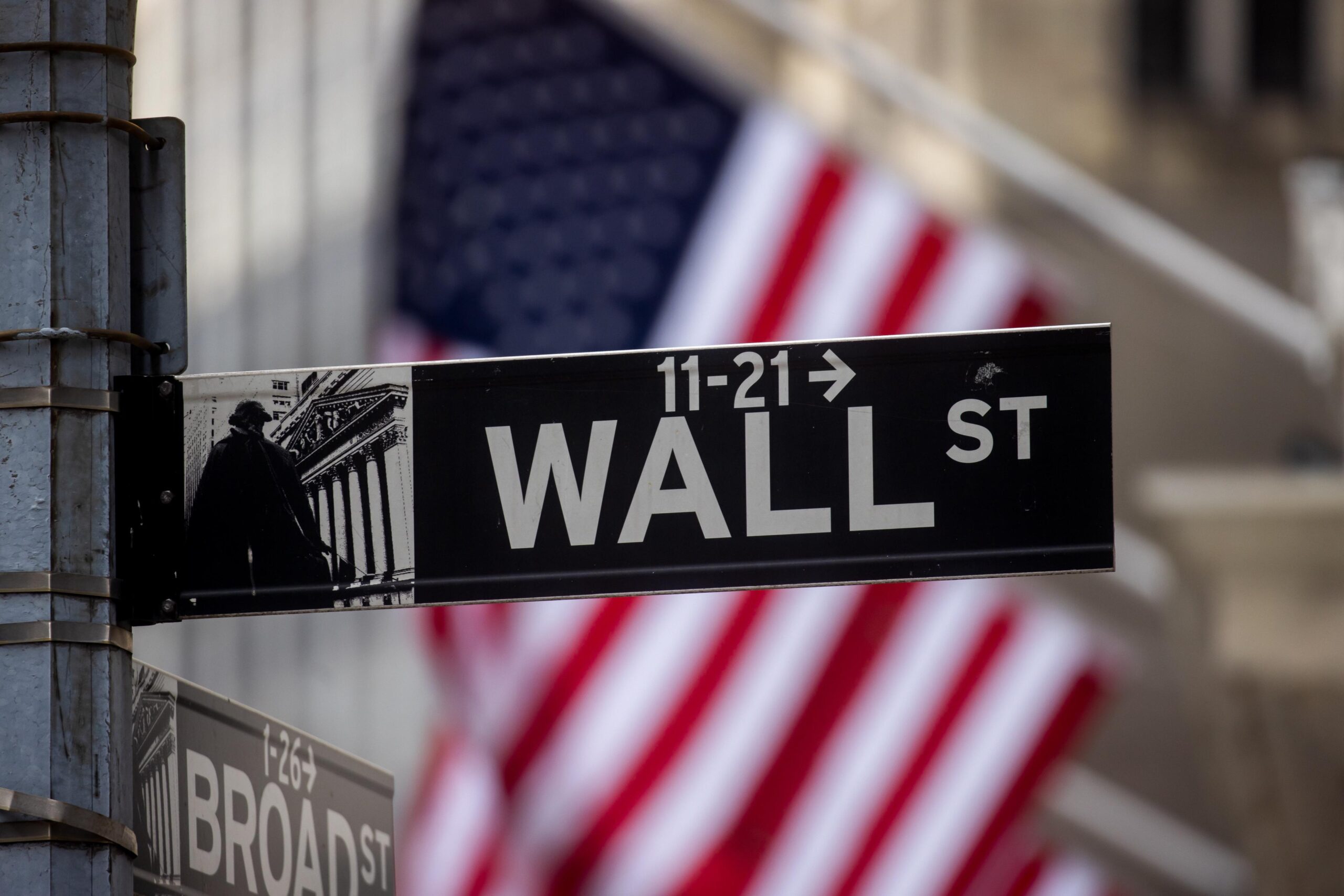 Read more about the article Wall Street Hits Record Highs After Big U.S. Economic News
