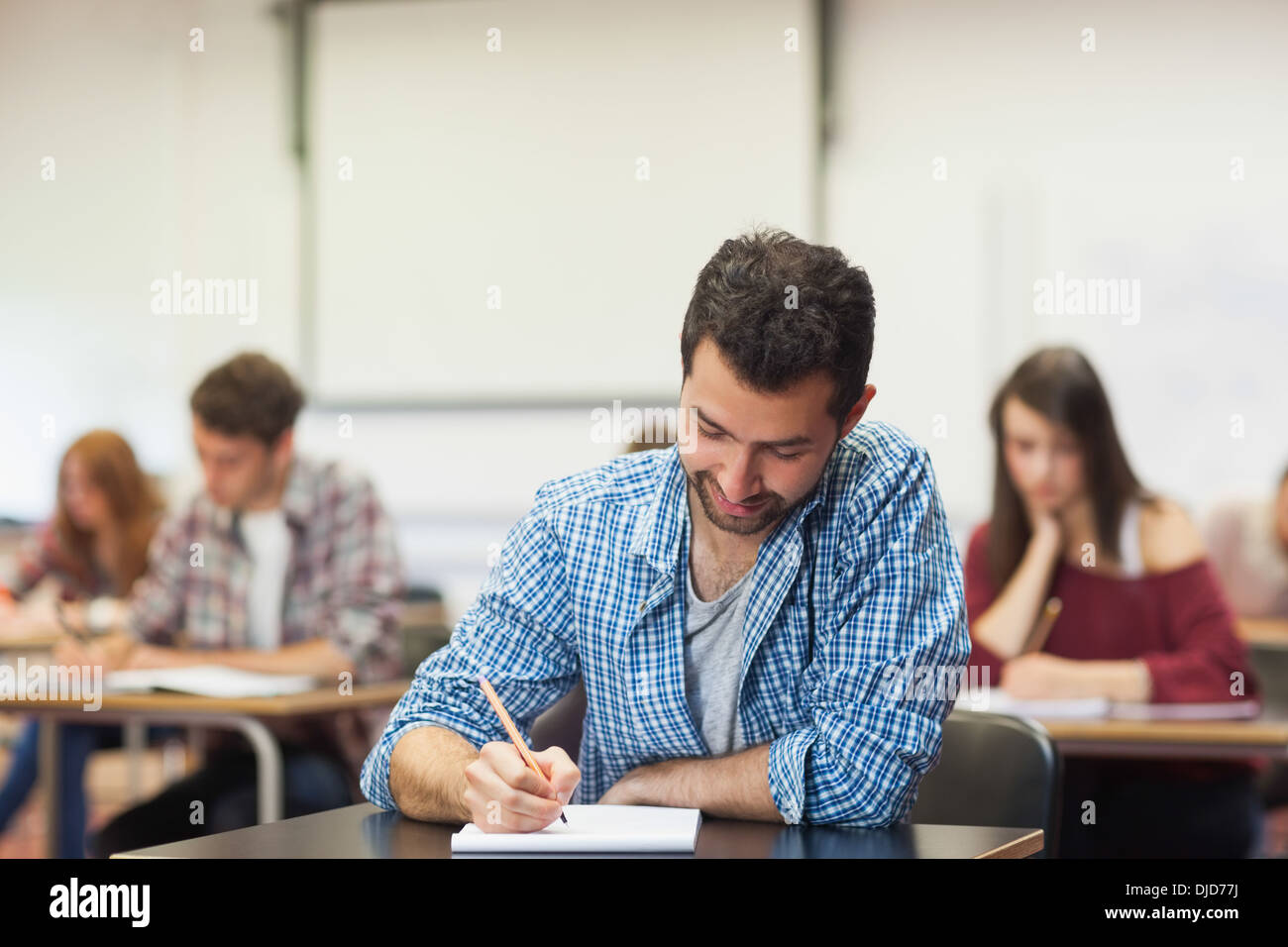 You are currently viewing Taking Notes During Class Helps Students Learn Better